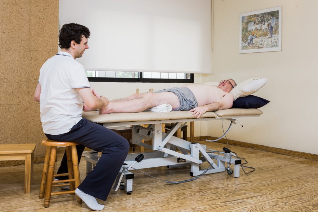 Mariano López, fisioterapeuta Bobath, tratando a un paciente.